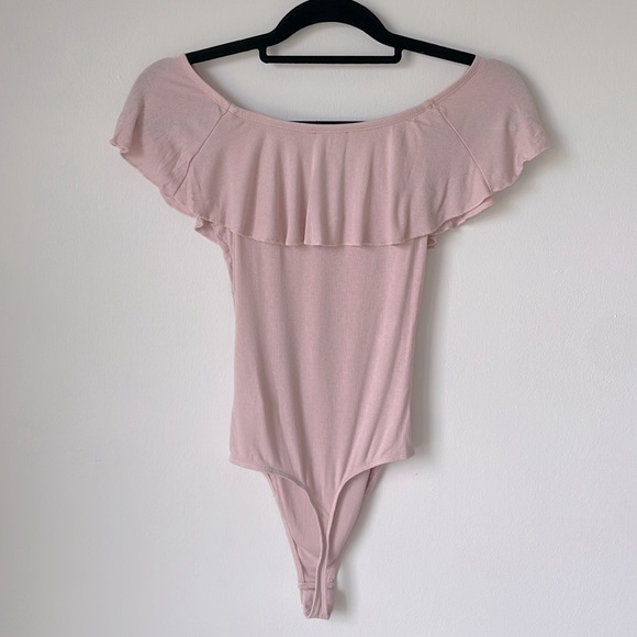 Express Off the Shoulder Ribbed Bodysuit in Light Pink/Mauve - Size: S - Picture 3 of 4